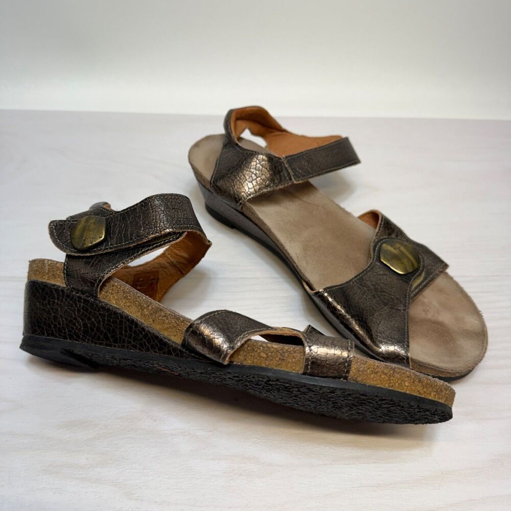 TAOS Womens Pyramid Bronze Leather Wedge Sandals Sz 39 8-8.5 Carousel